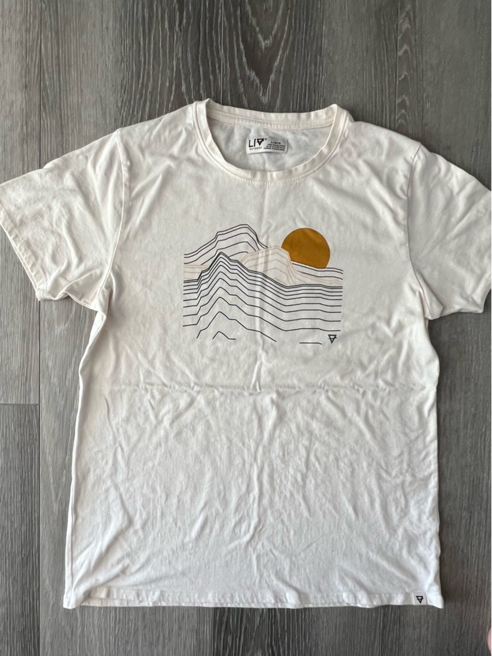 Alphalete cream Short-Sleeve Tee with Mustard Sun Graphic